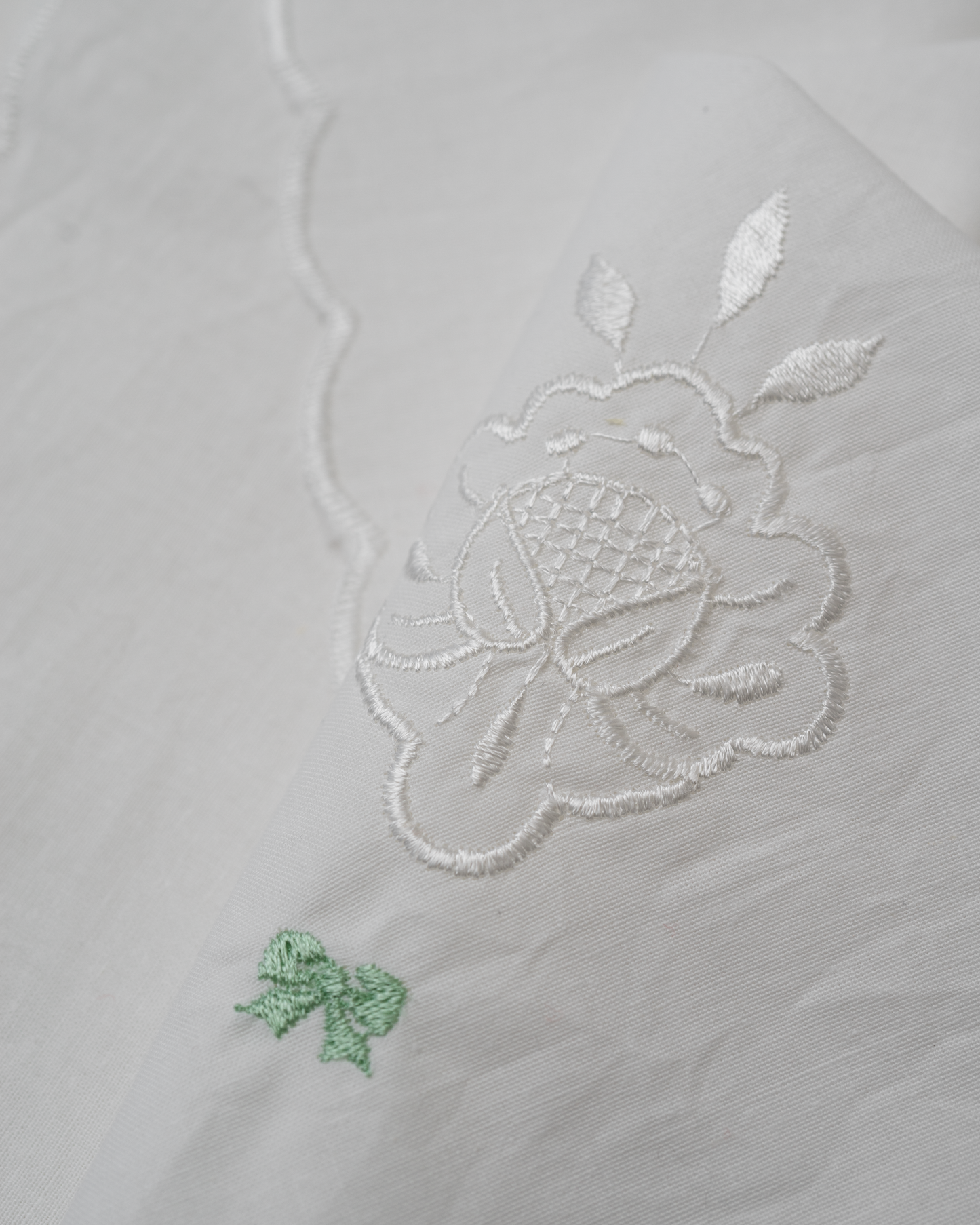 Scalloped Linen Napkin Set with Embroidered Mint Bow